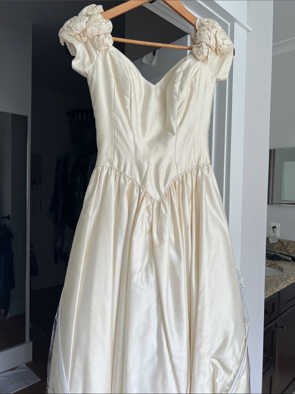 Wedding dress silk off shoulder Sleeve. Train can be put up or down.